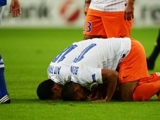Namaz kılan Müslüman futbolculara ceza!