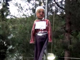 Gülen’i taşlayarak idam ettiler