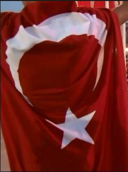 Sırtına Türk bayrağı bağlayıp intihar etti