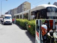 Tramvayla Bariyer Arasında Sıkıştı