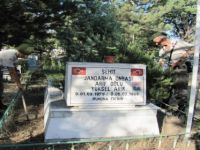 Şehit Mezarlarındaki Bayraklar Yenilendi