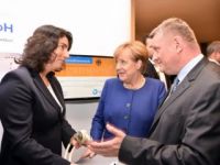 Merkel'den Türk doktora büyük övgü!