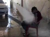 İşçiye tazyikli suyla işkence! Utanmadan paylaştı