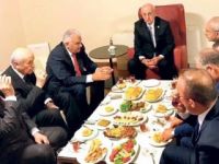 Sürpriz zirvede dikkat çeken detay!