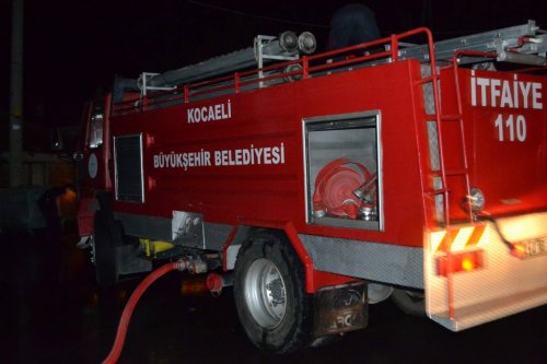 Ahıra Yıldırım Düştü
