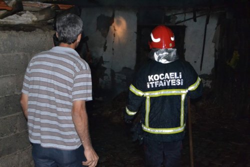 Ahıra Yıldırım Düştü