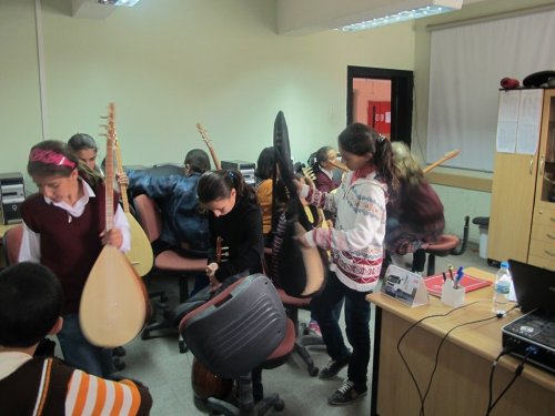 Arpaçay’da Öğrencilere Saz Hediye Edildi