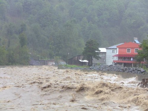 Artvin’de Sağanak Yağış Ve Fırtına