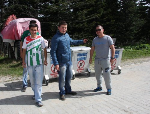 Ayılar Yavrularını Çöp Konteynırlarına Atıp Doyuruyor