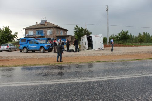 Beyşehir’de Askeri Midibüs Devrildi:3 Yaralı