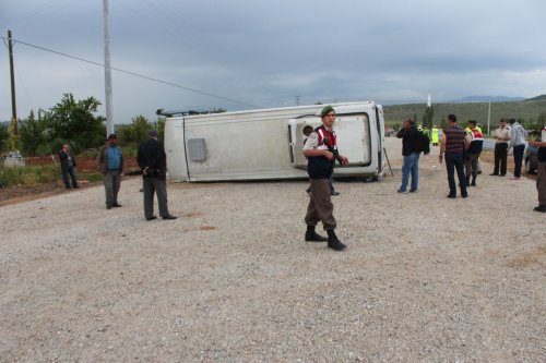 Beyşehir’de Askeri Midibüs Devrildi:3 Yaralı