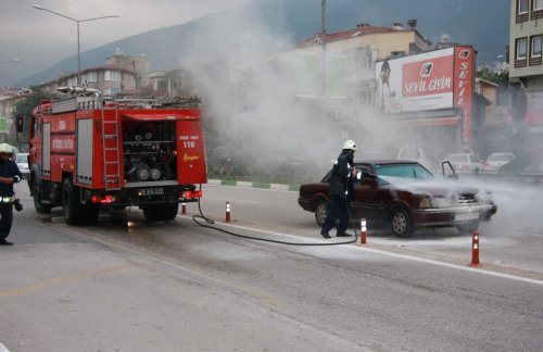 Bursa’da Seyir Halindeki Otomobil Alev Aldı
