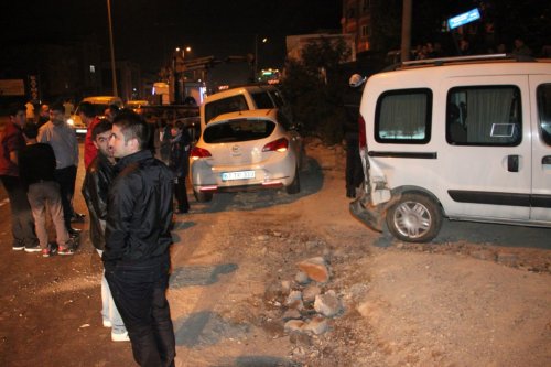 Ereğli’de 3 Araç Birbirine Girdi: 5 Yaralı