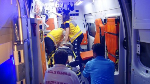 Kaza Yapan Araç Akaryakıt İstasyonuna Daldı