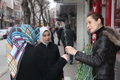 Kırklareli Belediyesi’nden Kadınlara Karanfil