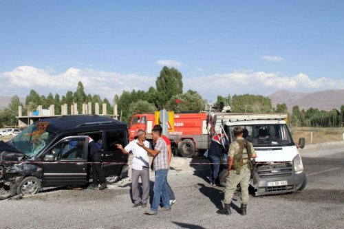 Muradiye’de Trafik Kazası; 4 Yaralı