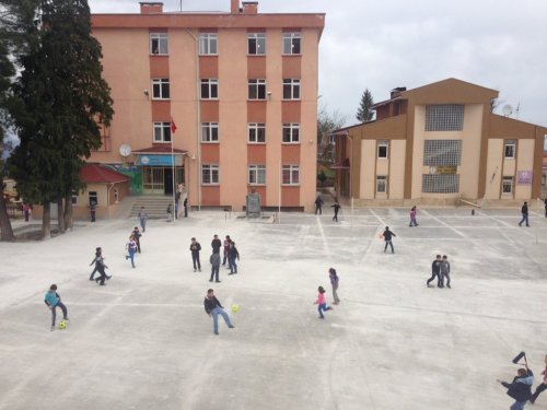 Öğrencilerin Başarısı İçin Yetkililerden Destek İstiyor
