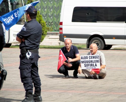 Öğretmenler İş Bırakıp Valiliğe Yürüdü