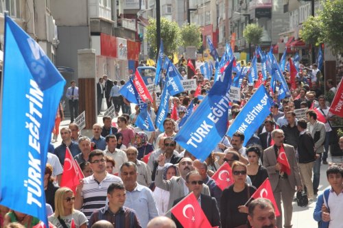 Öğretmenler İş Bırakıp Valiliğe Yürüdü