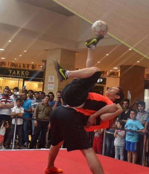 Piazza’da Futbol Şov Nefesleri Kesti