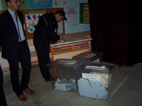 Toprakkale'de Seçim Sandığı Yakıldı