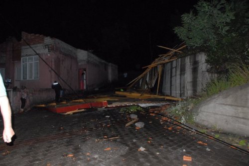 Zonguldak’ta Şiddetli Lodos Çatıları Uçurdu