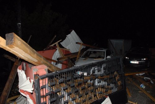 Zonguldak’ta Şiddetli Lodos Çatıları Uçurdu