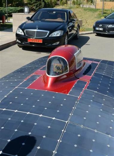 Bakan Yıldız Güneş Enerjili Otomobile Bindi 7