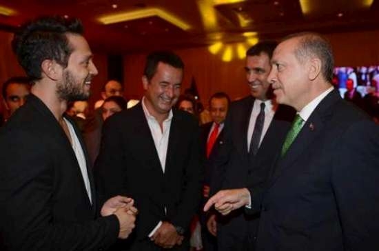 Erdoğan Düğünde Şarkıya Eşlik Etti 3