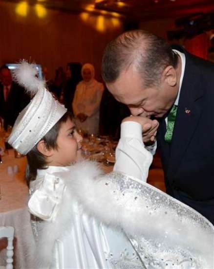 Erdoğan Düğünde Şarkıya Eşlik Etti 5