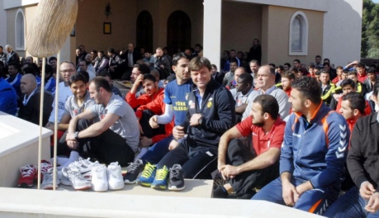 Futbolcular Cuma Namazında Kiliseye Sığmadı 9