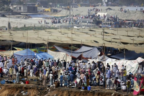 Yüz Binlerce Müslüman Namaza Durdu 14