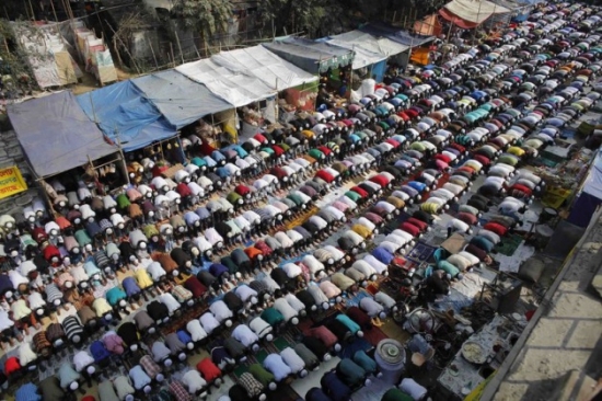 Yüz Binlerce Müslüman Namaza Durdu 15