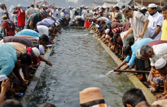 Yüz Binlerce Müslüman Namaza Durdu 18