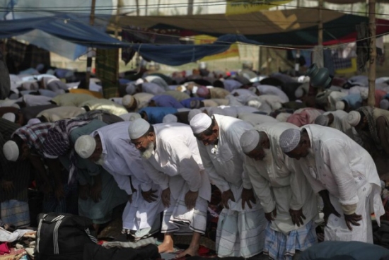Yüz Binlerce Müslüman Namaza Durdu 3