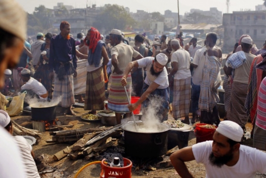 Yüz Binlerce Müslüman Namaza Durdu 6