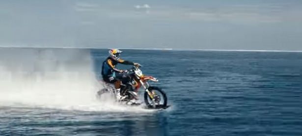 Dalgaların üzerinde motosiklet şov! 11