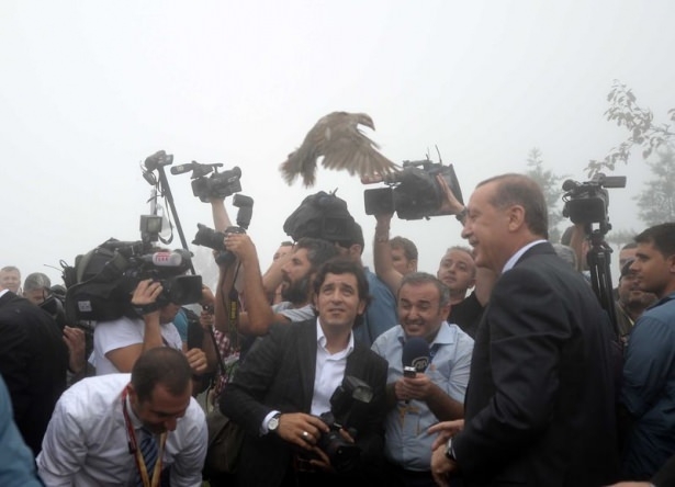 Cumhurbaşkanı Erdoğan'ın başına keklik kondu 27