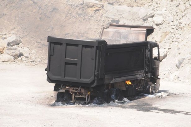 PKK'lı Teröristler 30 İş Makinesini Yaktı 12