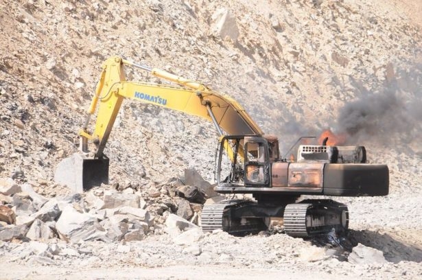 PKK'lı Teröristler 30 İş Makinesini Yaktı 13