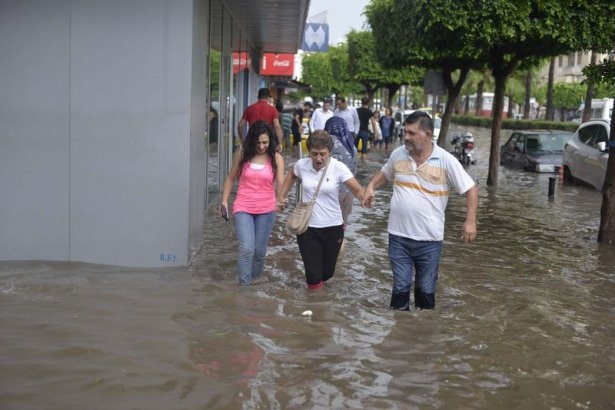 Adana'da Yağış Sonrası Ev Ve İşyerlerini Su Bastı! 1