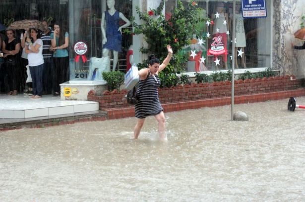 Adana'da Yağış Sonrası Ev Ve İşyerlerini Su Bastı! 11