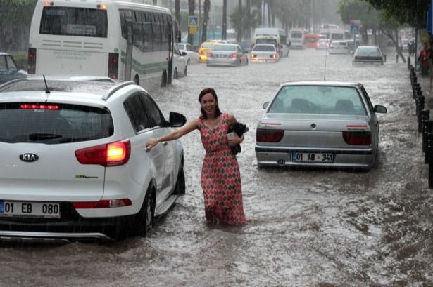 Adana'da Yağış Sonrası Ev Ve İşyerlerini Su Bastı! 13