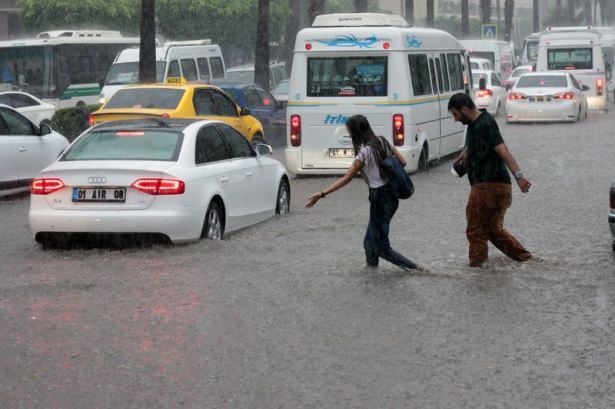 Adana'da Yağış Sonrası Ev Ve İşyerlerini Su Bastı! 14