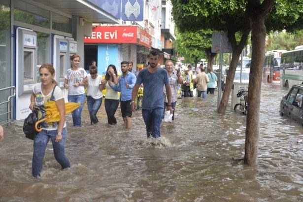 Adana'da Yağış Sonrası Ev Ve İşyerlerini Su Bastı! 17