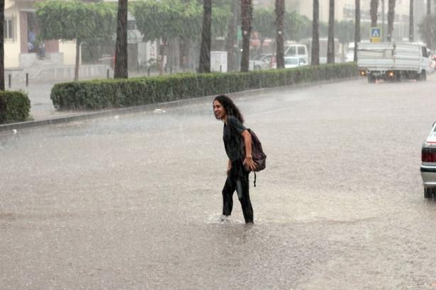 Adana'da Yağış Sonrası Ev Ve İşyerlerini Su Bastı! 2