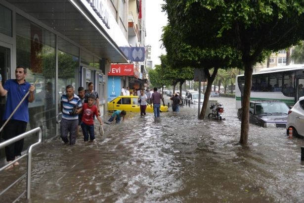 Adana'da Yağış Sonrası Ev Ve İşyerlerini Su Bastı! 22