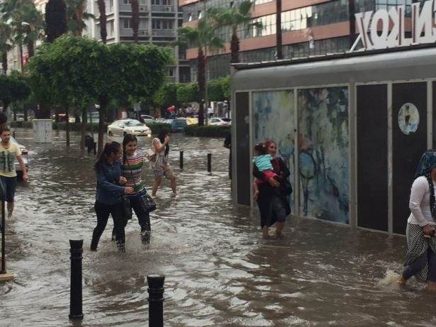Adana'da Yağış Sonrası Ev Ve İşyerlerini Su Bastı! 23