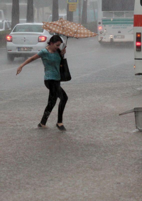 Adana'da Yağış Sonrası Ev Ve İşyerlerini Su Bastı! 24