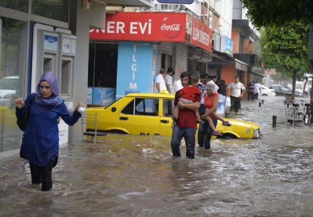 Adana'da Yağış Sonrası Ev Ve İşyerlerini Su Bastı! 25